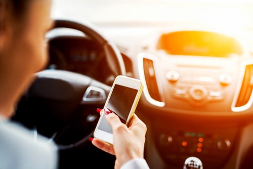 ¿Puede actuar si un conductor que envía mensajes de texto choca contra su coche?